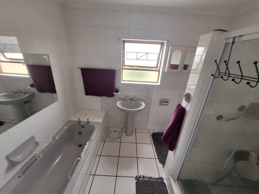 3 Bedroom Property for Sale in Wavecrest Eastern Cape